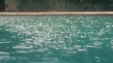 <strong>雨</strong>滴掉进水里。 <strong>雨</strong>下美丽的水池<strong>水面</strong>.. 慢动作